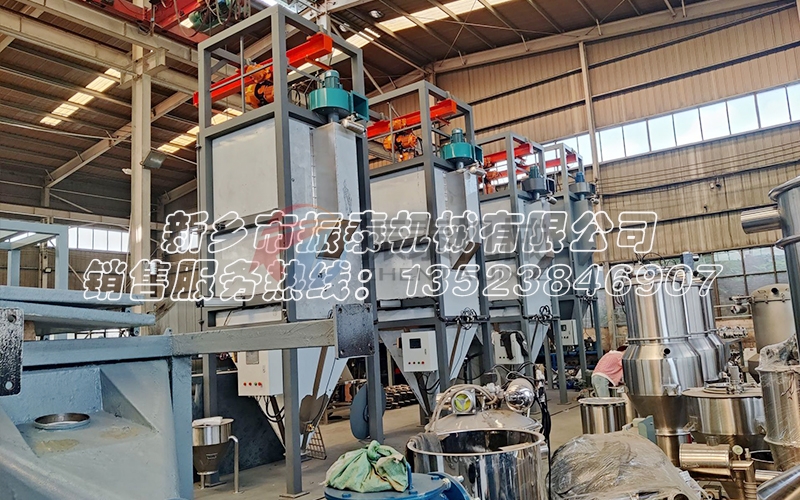 氧化鋁噸袋拆包機(jī)：自動(dòng)破包，手動(dòng)解袋，好物推薦！